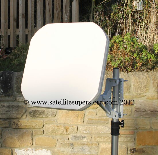 Sqish flat plate antenna with quatro LNB